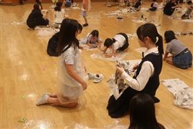 新聞紙を使った防寒具作りの様子2枚目