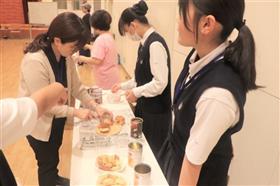 非常食を試食する様子