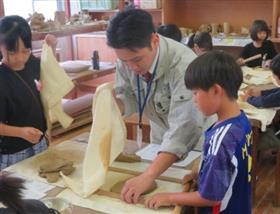 陶芸交流授業の様子2枚目