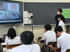 フィンレイソンの歴史について熱心にメモを取る生徒の様子