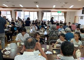 婦人部の方々のぜんざいのふるまい