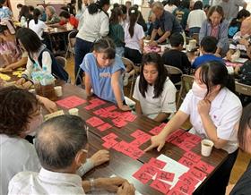 みんなで文字ゲームをやっている様子