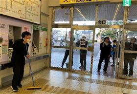 唐津駅での清掃の様子1枚目