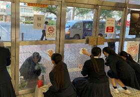 唐津駅での清掃の様子2枚目