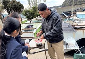 アマモの種を受け取る様子