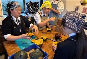 レスキュー野菜を調理する様子