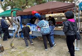 縁日の景品を渡している様子