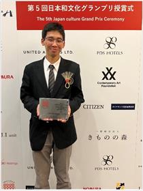 表彰盾を持って記念写真