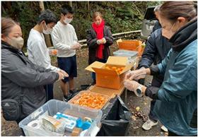 補給所を準備している様子