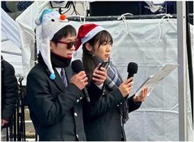 イベントで司会を担当している様子