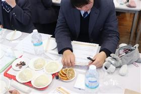 試食の様子2枚目