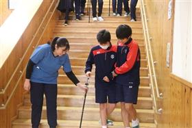 歩行介助を指導している様子2枚目