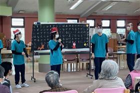 歌体操を披露している様子