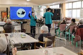 一緒に歌体操をしている様子1枚目