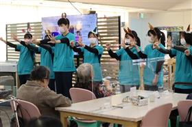 一緒に歌体操をしている様子2枚目