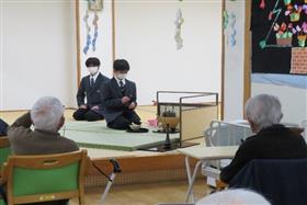 お点前を披露している様子1枚目