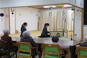 お点前を披露している様子2枚目