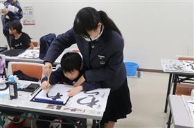 書道を指導する様子1枚目