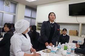 意見を発表している様子