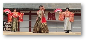神楽を披露している様子