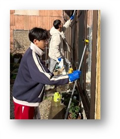 窓を清掃している様子