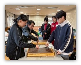 カステラを切り分ける様子