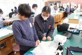 ミシン操作をサポートする様子1枚目