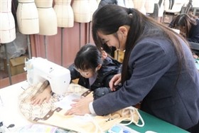 ミシン操作をサポートする様子2枚目