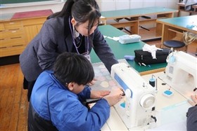 ミシン操作をサポートする様子3枚目