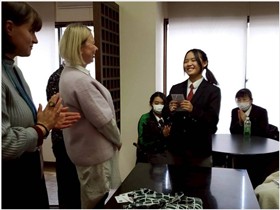 フィンレイソン社の担当者と話す生徒の様子