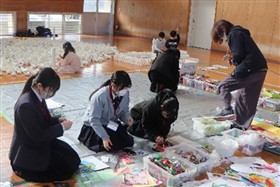 生徒がまつりを手伝っている様子