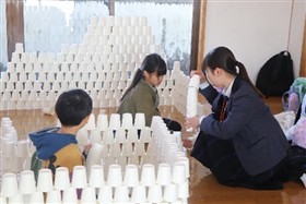 コップを使って遊んでいる様子