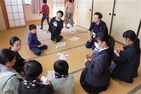 カードゲームで遊んでいる様子