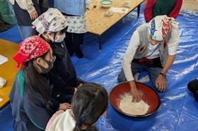 そば粉と水を合わせる様子