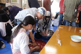 こね方を教わっている様子