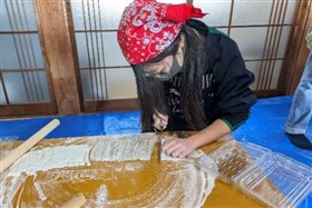 包丁で細く切る様子