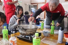 そばを茹でている様子