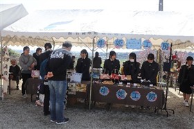 うめふくを販売する様子