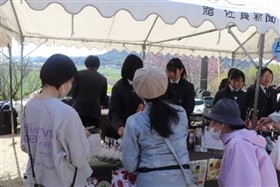 オリジナルドレッシングを販売する様子