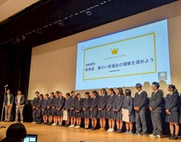 発表者と審査員の皆さんの様子