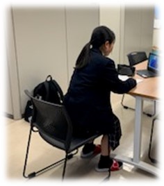 オンラインでアドバイスを受けている様子