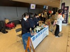 ドレッシング・化粧水を販売している様子
