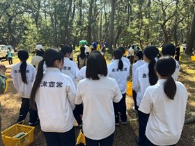 団体の方から説明を受けている様子