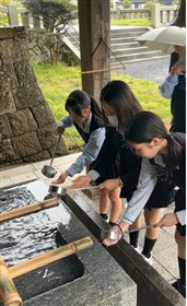手水舎で手を清めている様子