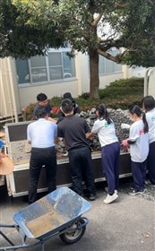 説明を聞いている様子