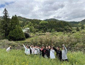 メンバーと一緒に棚田で作業する様子