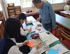 先生に指導を受けている様子