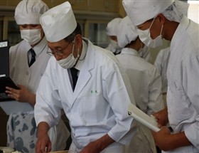 ほうれん草の胡麻和えを習っている様子
