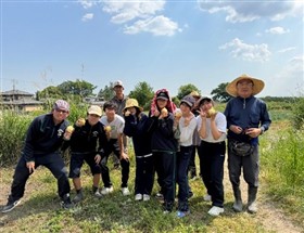 玉ねぎの収穫をお手伝い後に記念撮影