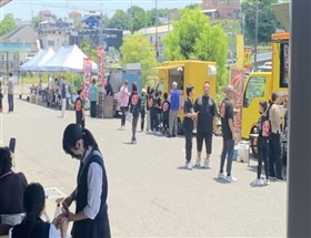 マルシェのお手伝いをしている様子
